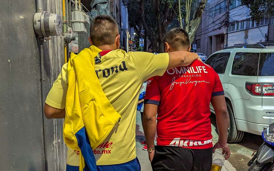 Aficionados del América y las Chivas afuera del Estadio Ciudad de los Deportes antes del partido