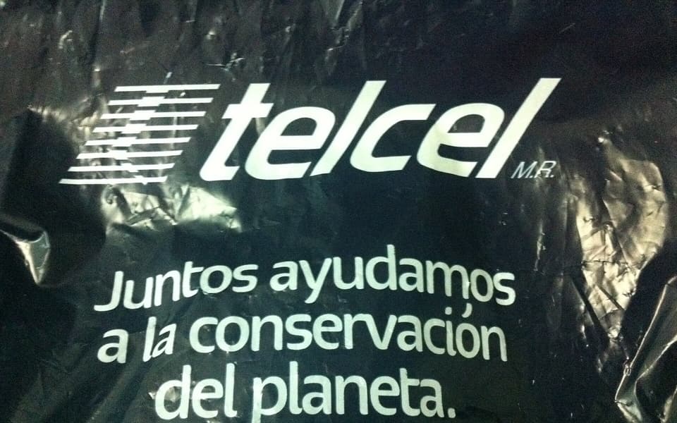 Fachada de una tienda Telcel con su rótulo azul